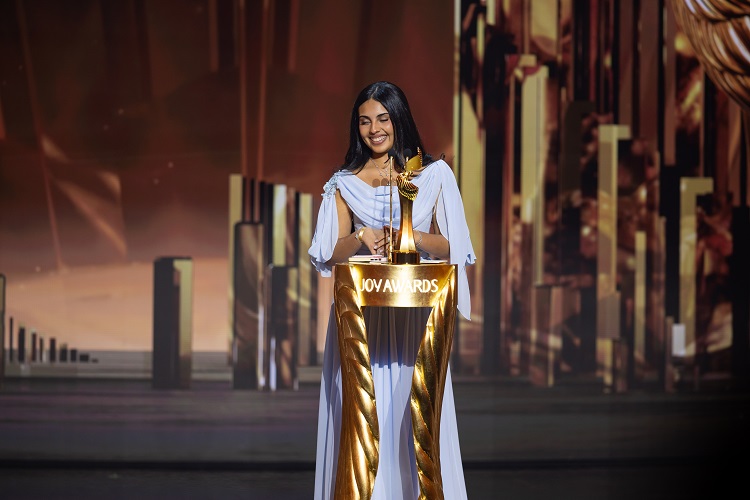 رتيل الشهري تكتب التاريخ: أصغر فائزة بجائزة "المؤثرة المفضلة" في حفل Joy Awards