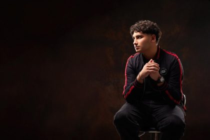 أحمد صادق يستقبل عام 2026 برومانسية دافئة