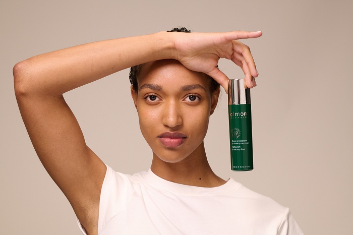 ابدئي العام الجديد ببشرة متوهجة روتين العناية المسائي المتكامل من ألمورا بوتانيكا