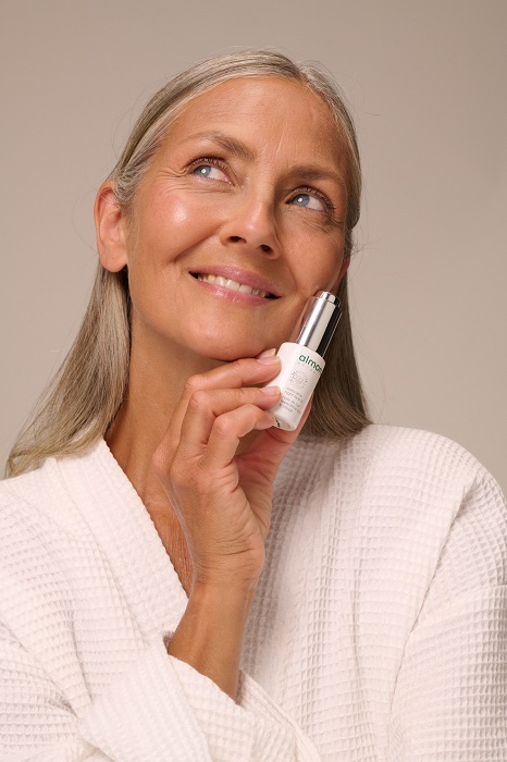 ابدئي العام الجديد ببشرة متوهجة روتين العناية المسائي المتكامل من ألمورا بوتانيكا