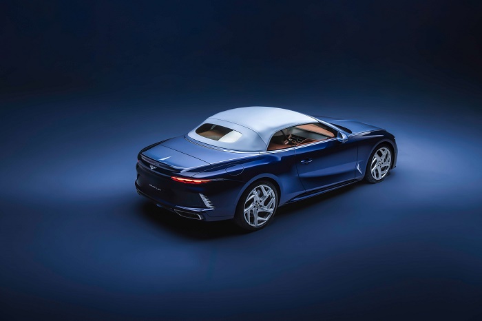 بنتلي باتور كونفيرتيبل #4 تجسيد قوة الرقم أربعة