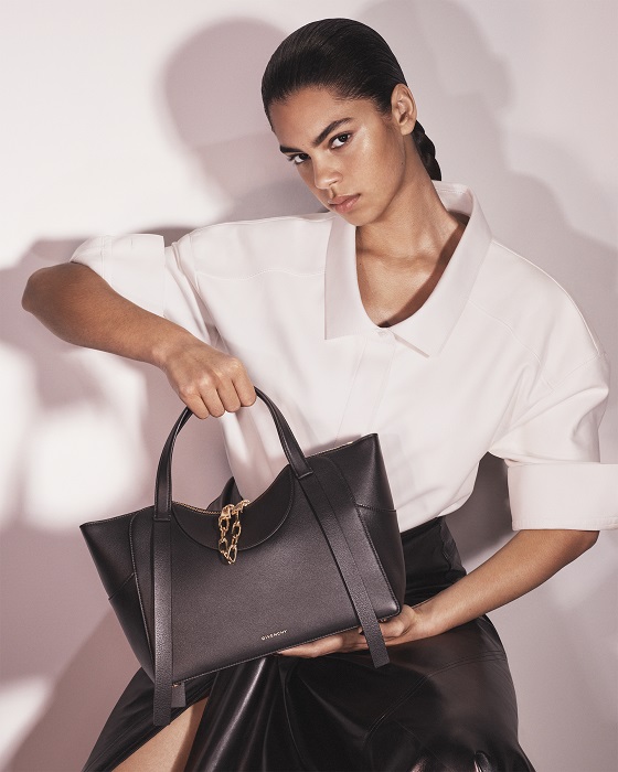 حقيبة سناتش من جيڤنشي أيقونة سارة بورتون الجديدة لعام 2026