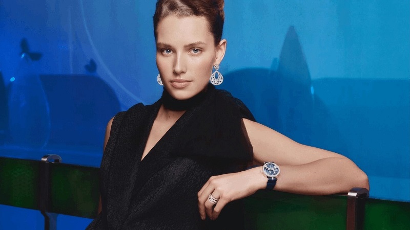 فان كليف أند آربلز تأخذكم في رحلة ساحرة عبر شعرية الوقت