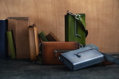 حقيبة Un Jour de Poche من بيرلوتي رفيق الرجل العصري بأناقة أيقونية