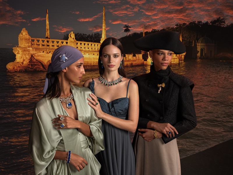 3_BP_GROUP_0360-sRGB استكشف سحر مجموعة تريجر آيلند من فان كليف أند آربلز