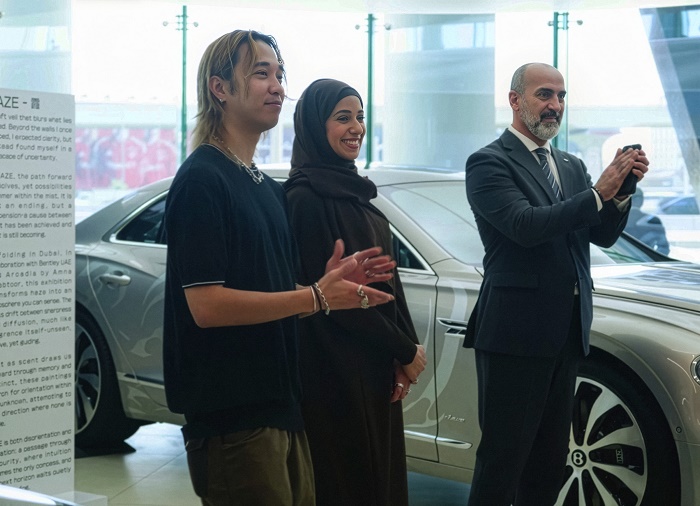   Essence in Motion مزيج فني بين السيارات الفاخرة والعطور  