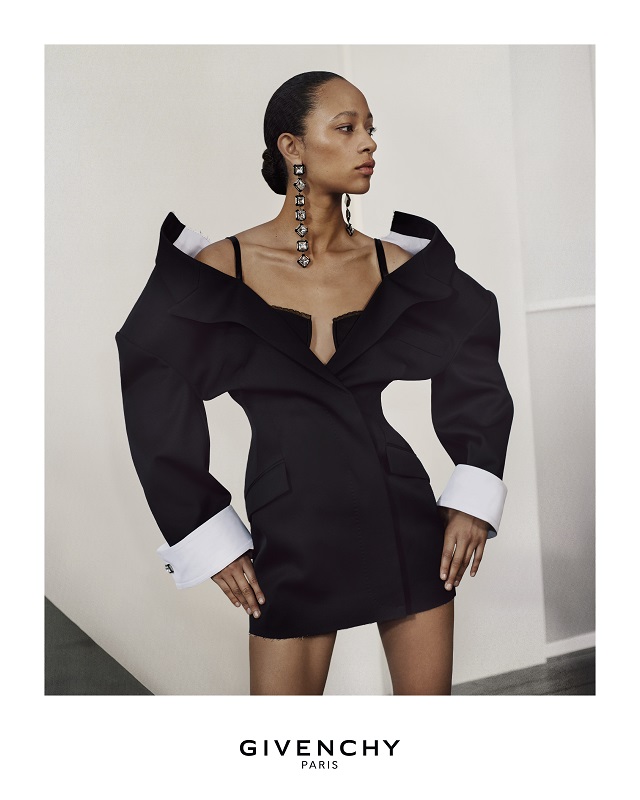 آني ليبوفيتز تتألق أمام الكاميرا في حملة جيفنشي لصيف 2026