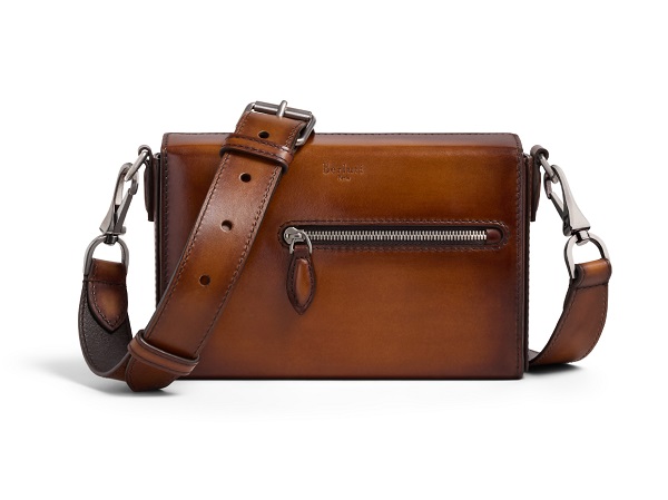 حقيبة Un Jour de Poche من بيرلوتي رفيق الرجل العصري بأناقة أيقونية 3 حقيبة Un Jour de Poche من بيرلوتي رفيق الرجل العصري بأناقة أيقونية