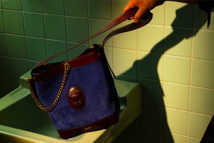 حقيبة Pivot الجديدة من فيرساتشي لربيع وصيف 2026