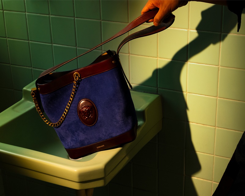 حقيبة Pivot الجديدة من فيرساتشي لربيع وصيف 2026