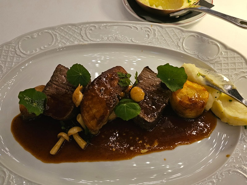 سوفيتل دبي ذا أوبليسك حيث تلتقي عظمة الأهرامات بـ فن العيش الفرنسي في قلب دبي