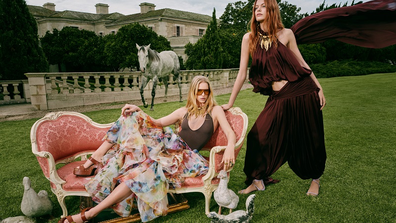 ZIM SPRING26_CAMPAIGN_16x9-6 مجموعة زيمرمان لربيع 2026 كيندريد سبيريت حلة بصرية تعيد إحياء حرية السبعينات.