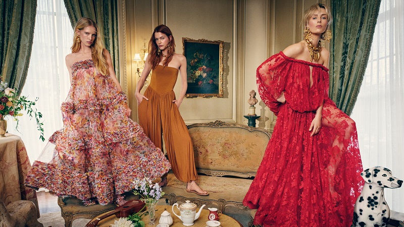 ZIM SPRING26_CAMPAIGN_16x9-6 مجموعة زيمرمان لربيع 2026 كيندريد سبيريت حلة بصرية تعيد إحياء حرية السبعينات.