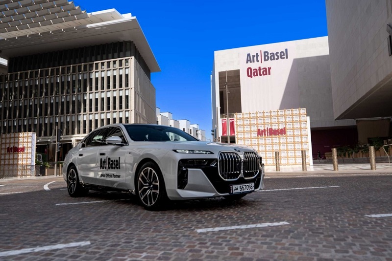 سيارة BMW الفنية لديفيد هوكني في "آرت بازل قطر