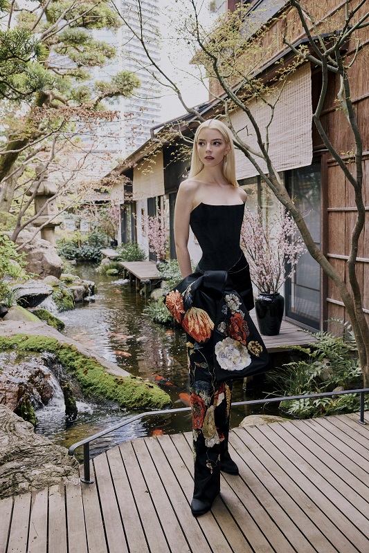 نيا تايلور-جوي تتألق بإطلالة من جيفنشي خلال جولتها الترويجية لفيلم سوبر ماريو جالاكسي