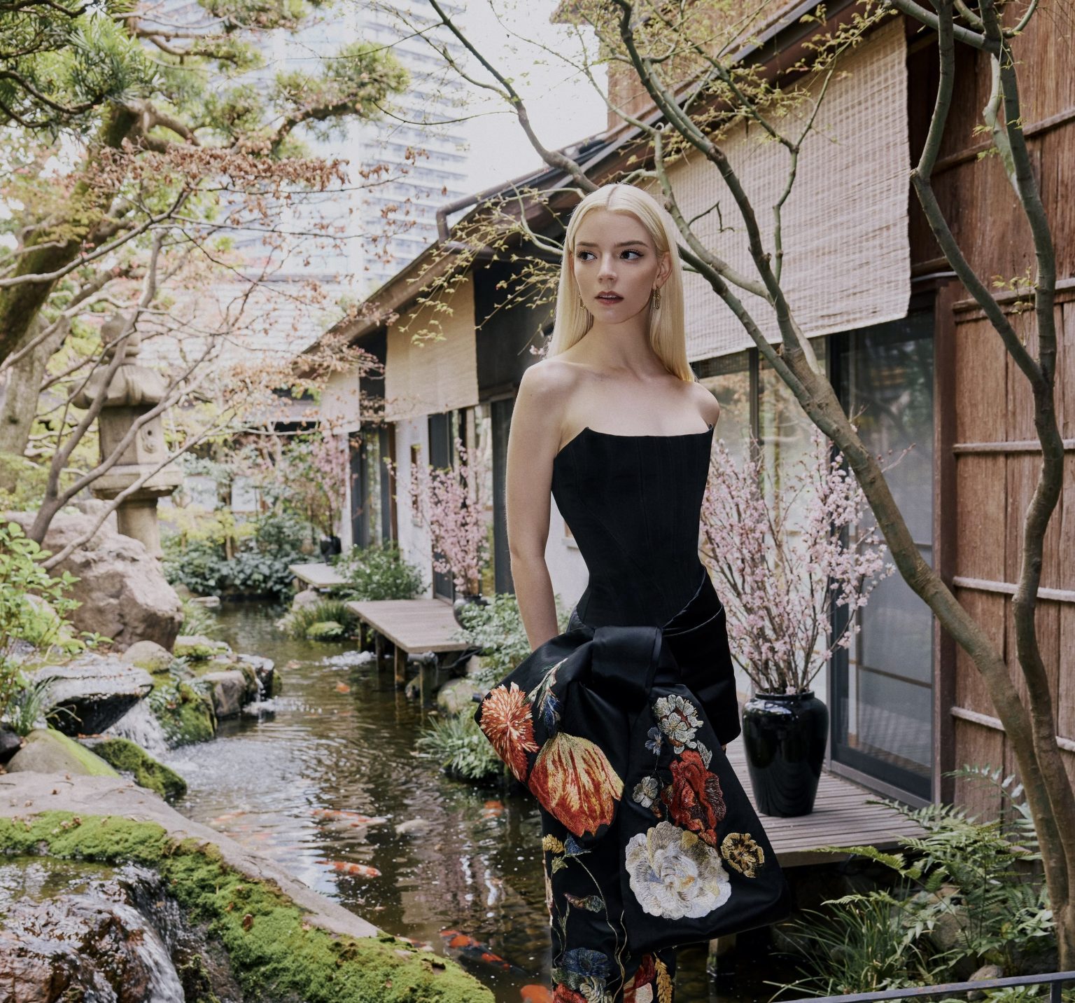 نيا تايلور-جوي تتألق بإطلالة من جيفنشي خلال جولتها الترويجية لفيلم سوبر ماريو جالاكسي