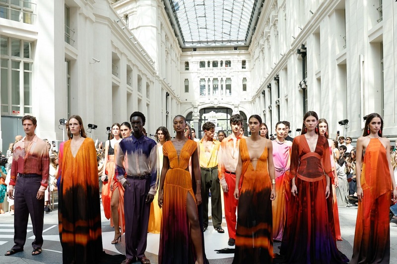 ميزون بيراميد ومرسيدس-بنز للموضة في مدريد جسر إبداعي