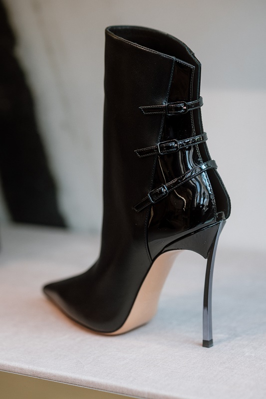 كاسادي خريف وشتاء 26 27 سحر الطبيعة يعيد صياغة كعب Blade الأيقوني 2 كاسادي خريف وشتاء 26 27 سحر الطبيعة يعيد صياغة كعب Blade الأيقوني