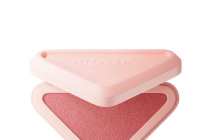 أطلقت علامة برادا بيوتي أول بلاش لها "Prada Touch" متعدد الاستخدامات بتركيبة مبتكرة، بالتعاون مع النجمة بيلا حديد. اكتشفي الألوان والمميزات هنا.