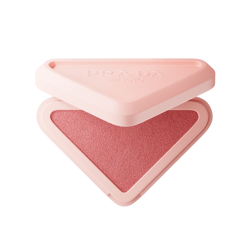 أطلقت علامة برادا بيوتي أول بلاش لها "Prada Touch" متعدد الاستخدامات بتركيبة مبتكرة، بالتعاون مع النجمة بيلا حديد. اكتشفي الألوان والمميزات هنا.