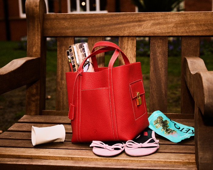 حقيبة Matryoshka المزوّدة بجيوب من CH تلبي احتياجات المرأة العصرية