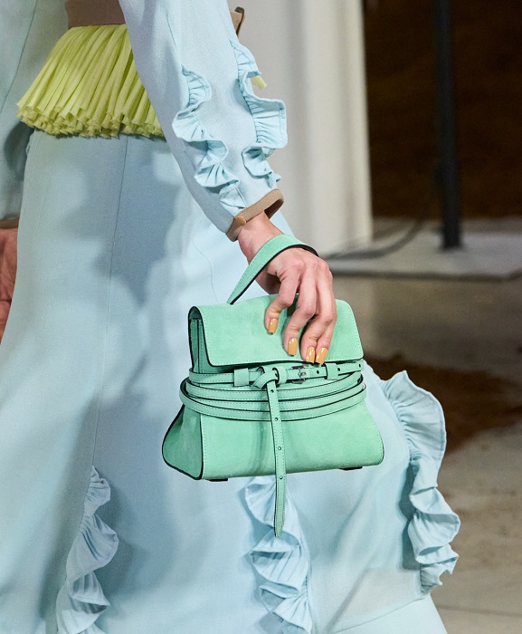 حقائب موسكينو خريف وشتاء 2026 تصاميم مرحة تمزج بين الفن والموضة