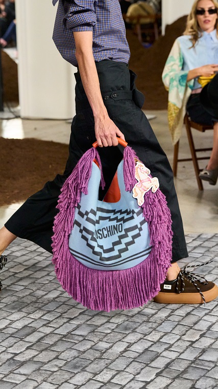 حقائب موسكينو خريف وشتاء 2026 تصاميم مرحة تمزج بين الفن والموضة