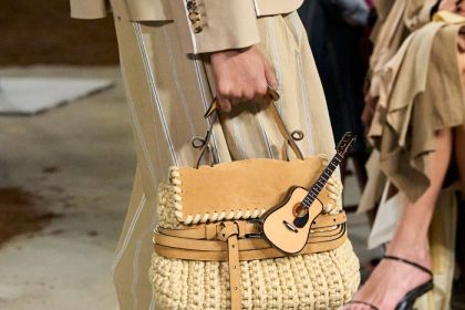 حقائب موسكينو خريف وشتاء 2026 تصاميم مرحة تمزج بين الفن والموضة