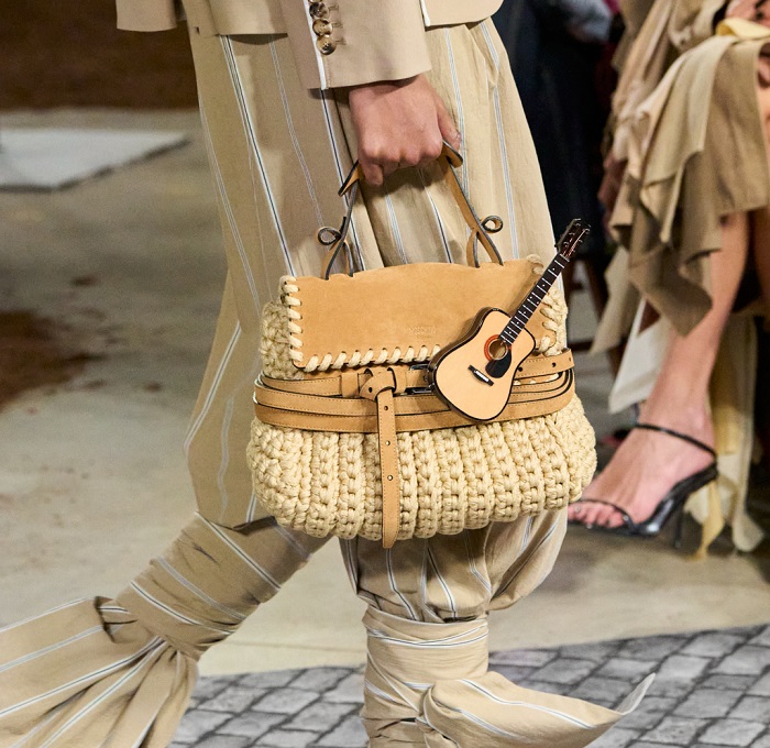 حقائب موسكينو خريف وشتاء 2026 تصاميم مرحة تمزج بين الفن والموضة