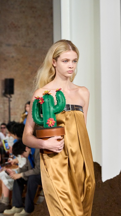 حقائب موسكينو خريف وشتاء 2026 تصاميم مرحة تمزج بين الفن والموضة