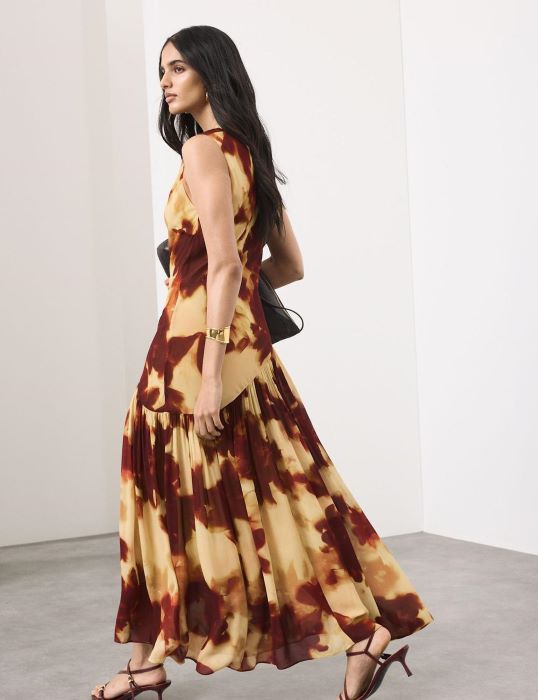 دليل إطلالات عيد الأضحى أزياء تجمع بين الأناقة والعملية من النهار إلى المساء