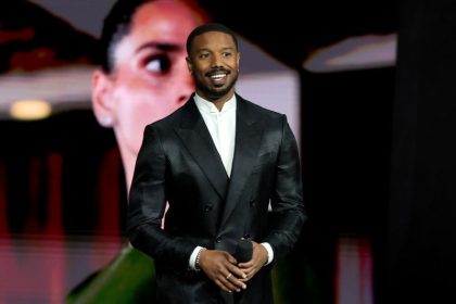 مايكل ب. جوردان يتألق بتصاميم "توم فورد" في مؤتمر سينماكون 2026