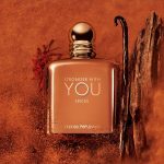 عطر سترونغر ويذ يو باورفلي جاذبية النفحات المدخنة وثبات يدوم 24 ساعة