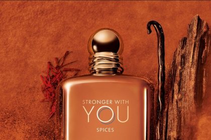 عطر سترونغر ويذ يو باورفلي جاذبية النفحات المدخنة وثبات يدوم 24 ساعة