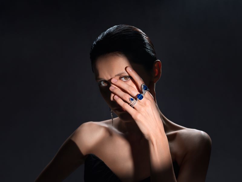 بارور أتيليه تسدل الستار على مجموعة مجوهرات فاخرة من الياقوت الأزرق النادر