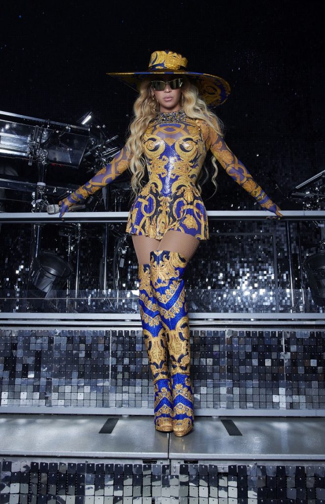 BEYONCÉ IN ATELIER VERSACE