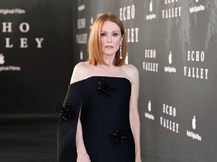 Julianne Moore on the red carpet for the "Echo Valley" premiere in London, smiling and showcasing her Boucheron Art Deco pendant earrings.