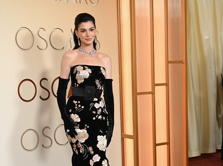 Anne Hathaway’s Timeless Elegance in Roger Vivier